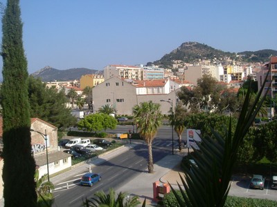 la colline de Hy&egrave;res depuis le balcon